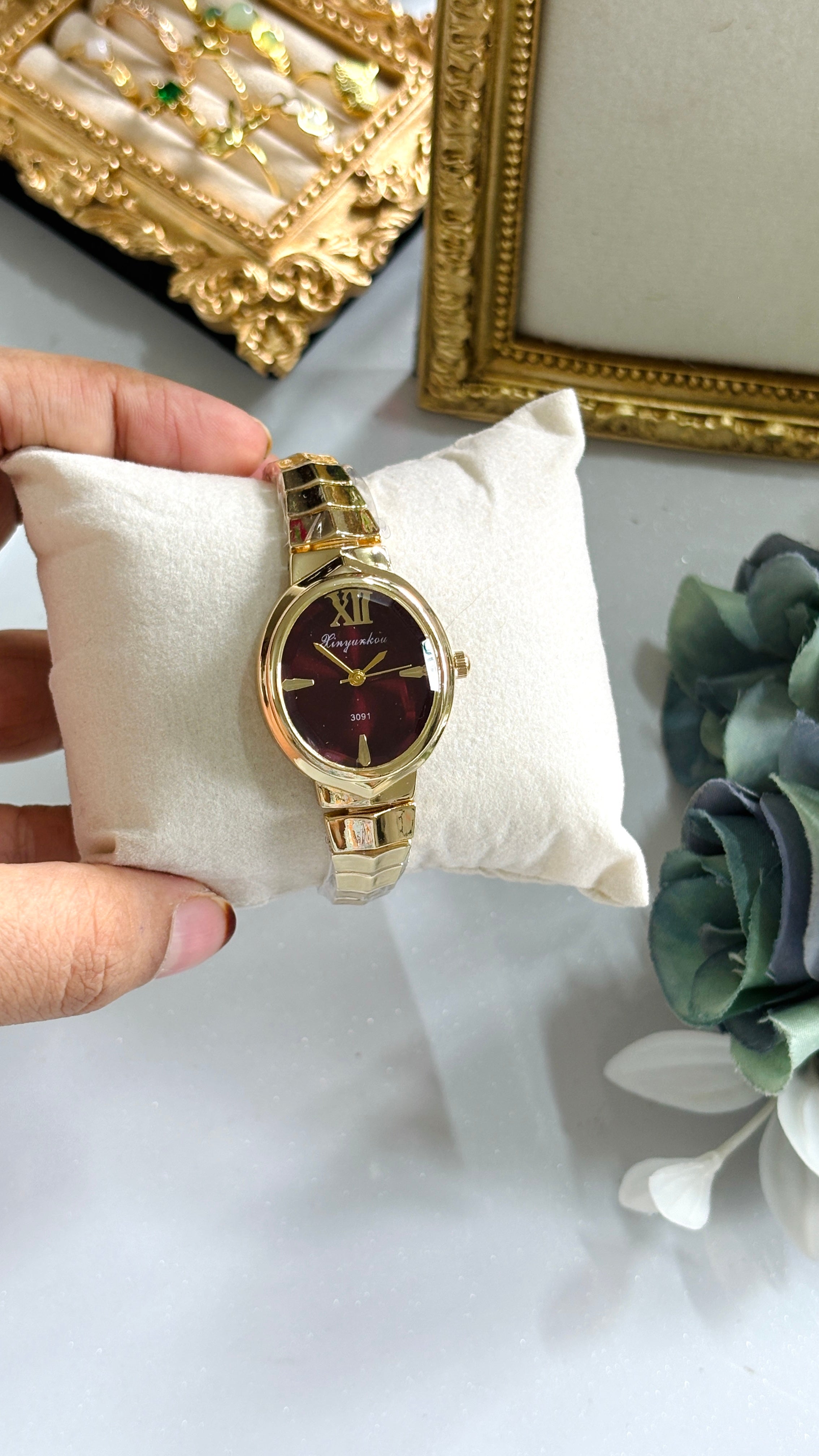 Luxe Women’s Watch – Gold Stainless Steel Bracelet