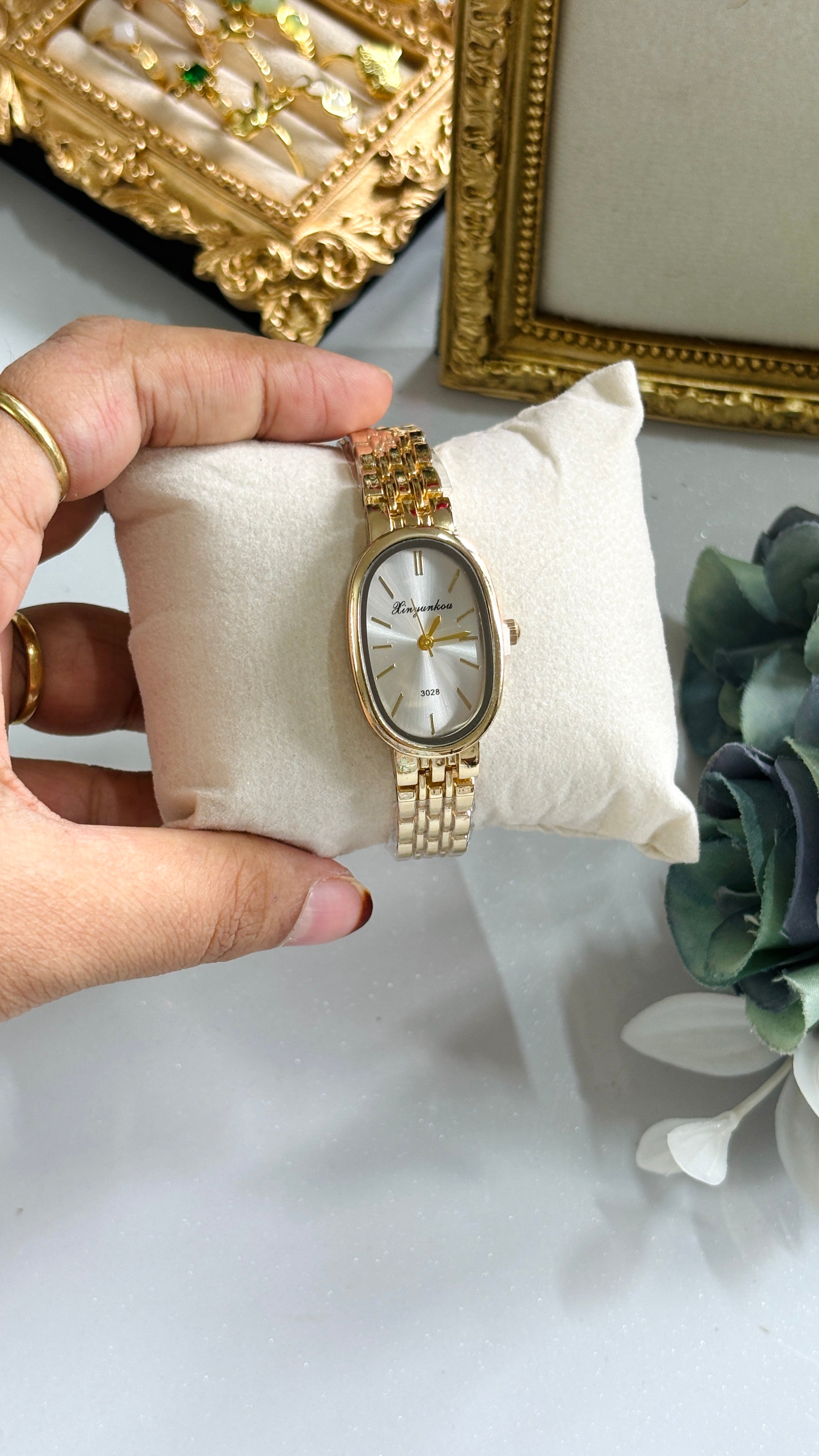 Round Dial Women’s Watch – Gold Stainless Steel Bracelet