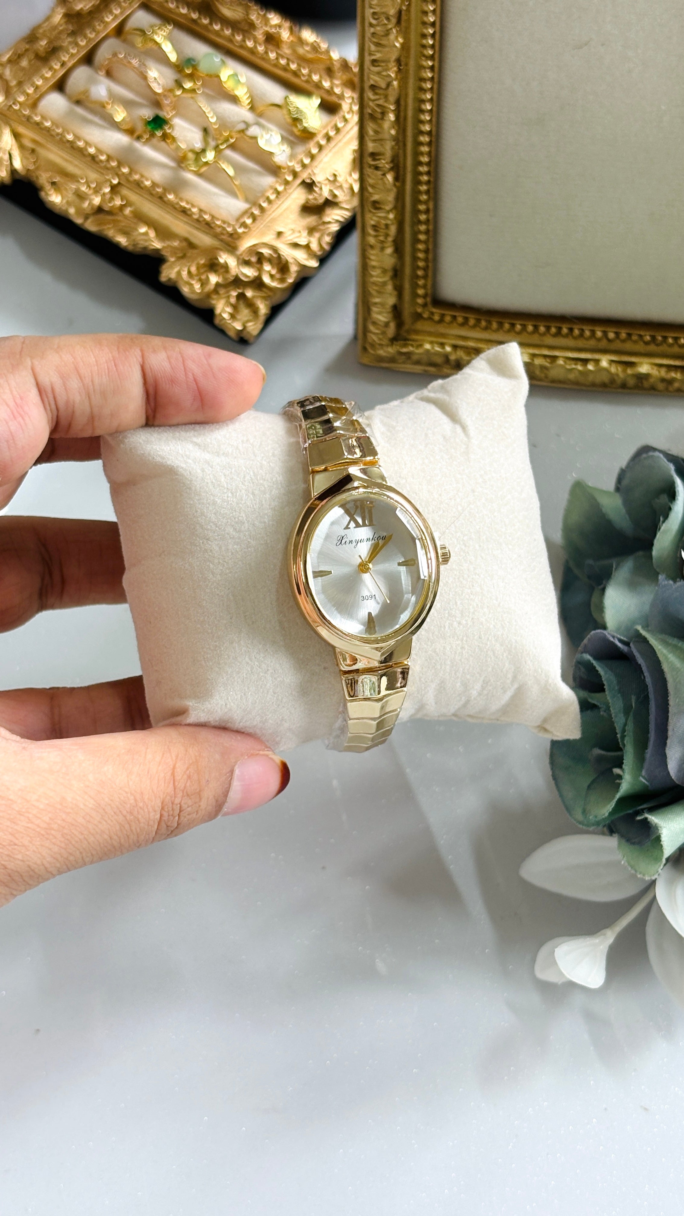 Luxe Women’s Watch – Gold Stainless Steel Bracelet