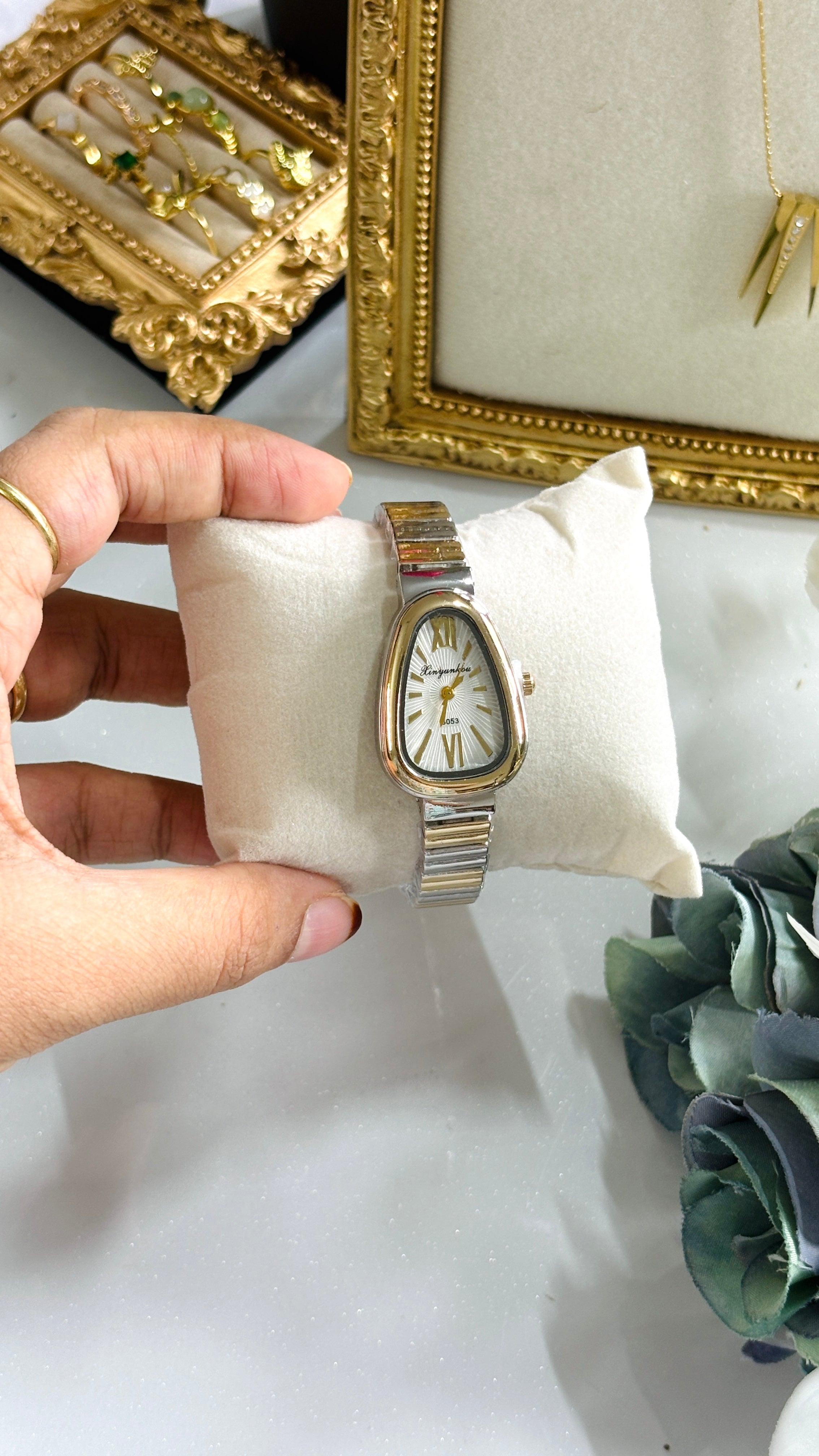 Luxe Women’s Watch – Gold Stainless Steel Bracelet